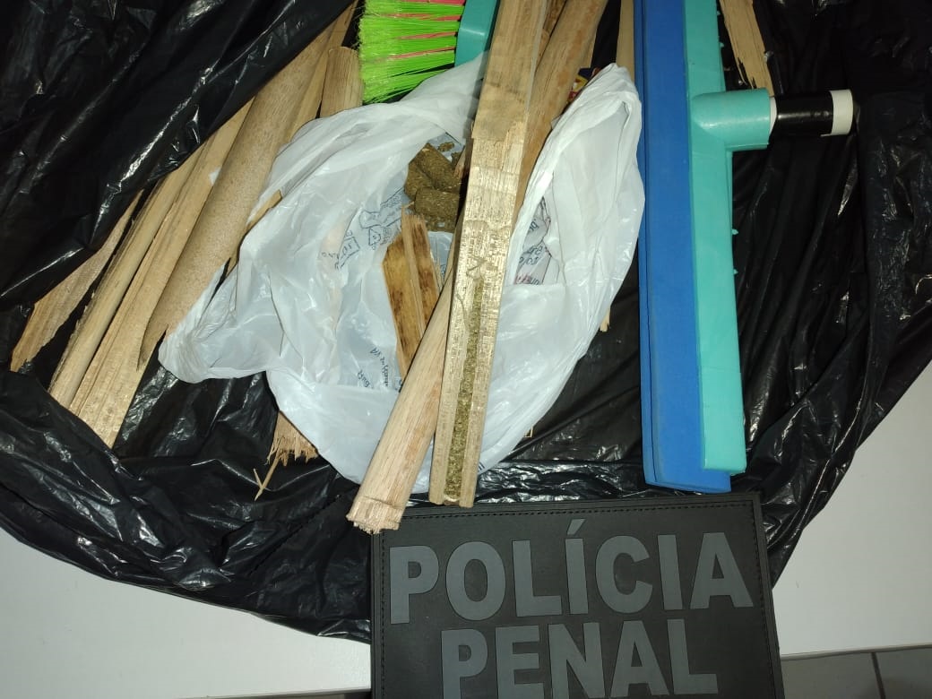 Agentes penitenciários encontram maconha dentro de um rodo, em Goianésia