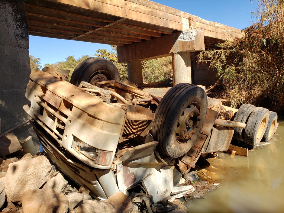 Caminhão cai de ponte e mata três pessoas, em Silvânia