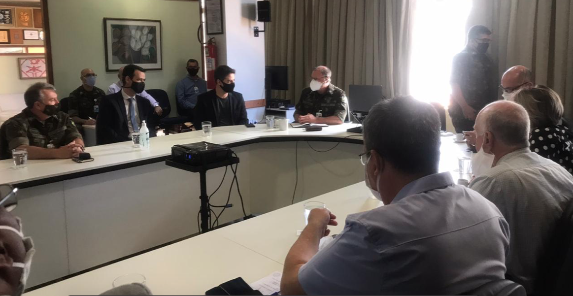 Ismael Alexandrino (de roupa toda preta), secretário de Saúde de Goiás, em palestra no Hospital das Forças Armadas (Foto: Divulgação)