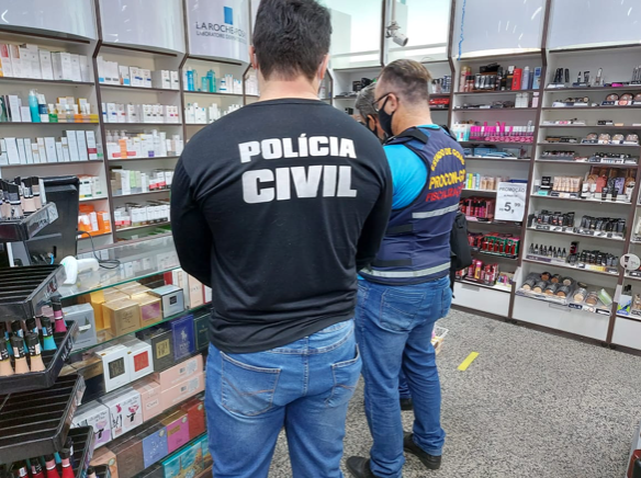 Operação da Polícia Civil e do Procon apreendeu medicamentos e cosméticos vencidos em Aparecida (Foto: Polícia Civil)
