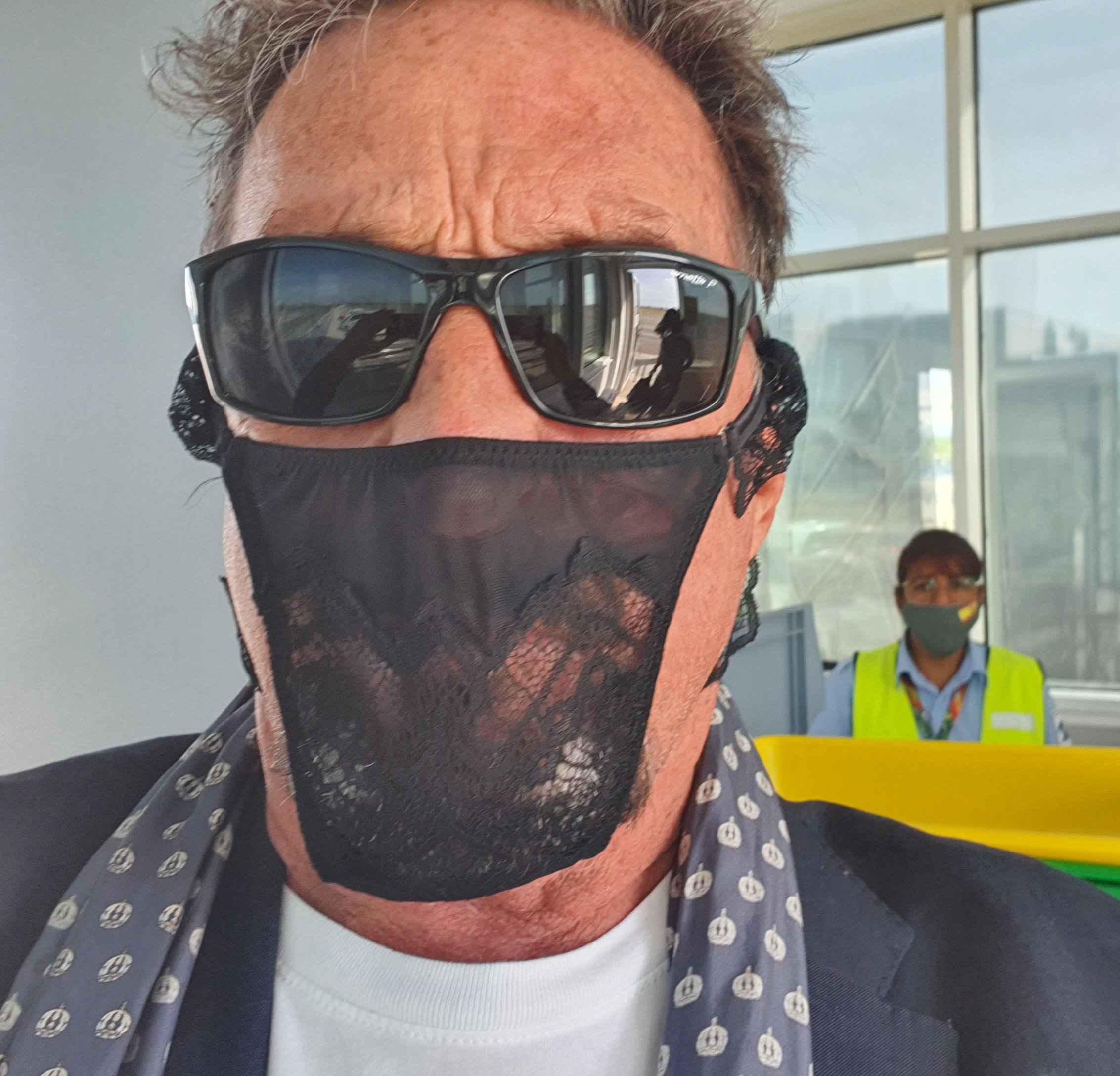Criador do antivírus McAfee é preso por usar calcinha como máscara