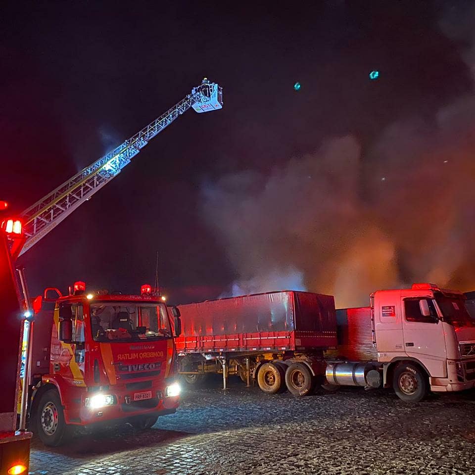 Incêndio atinge galpão e destrói 100 caminhões, em Aparecida de Goiânia