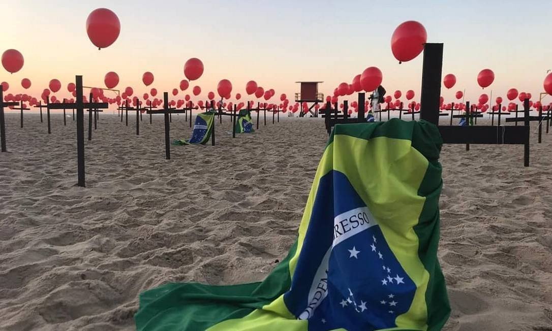 Na Praia de Copacabana, Rio de Paz faz manifestação pelos quase 100 mil mortos pela Covid-19 no Brasil