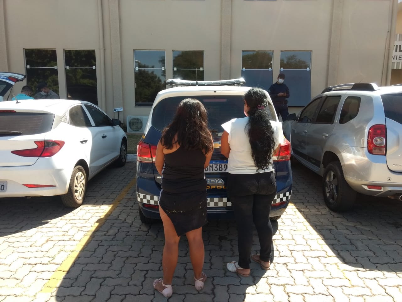Duas mulheres, mãe e filha, foram presas em flagrante suspeitas de furtarem um celular em uma loja localizada na Região da 44, em Goiânia. (Foto: divulgação/GCM)