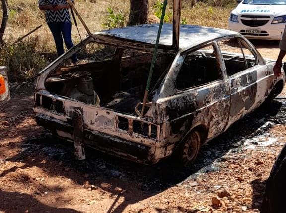 Jovem de 23 é encontrado carbonizado de dentro de carro queimado, em Uruaçu