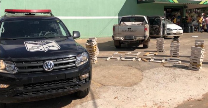 Um casal residente em Fortaleza foi preso com uma caminhonete roubada na GO-020, em Bela Vista de Goiás. (Foto: divulgação/Polícia Militar)