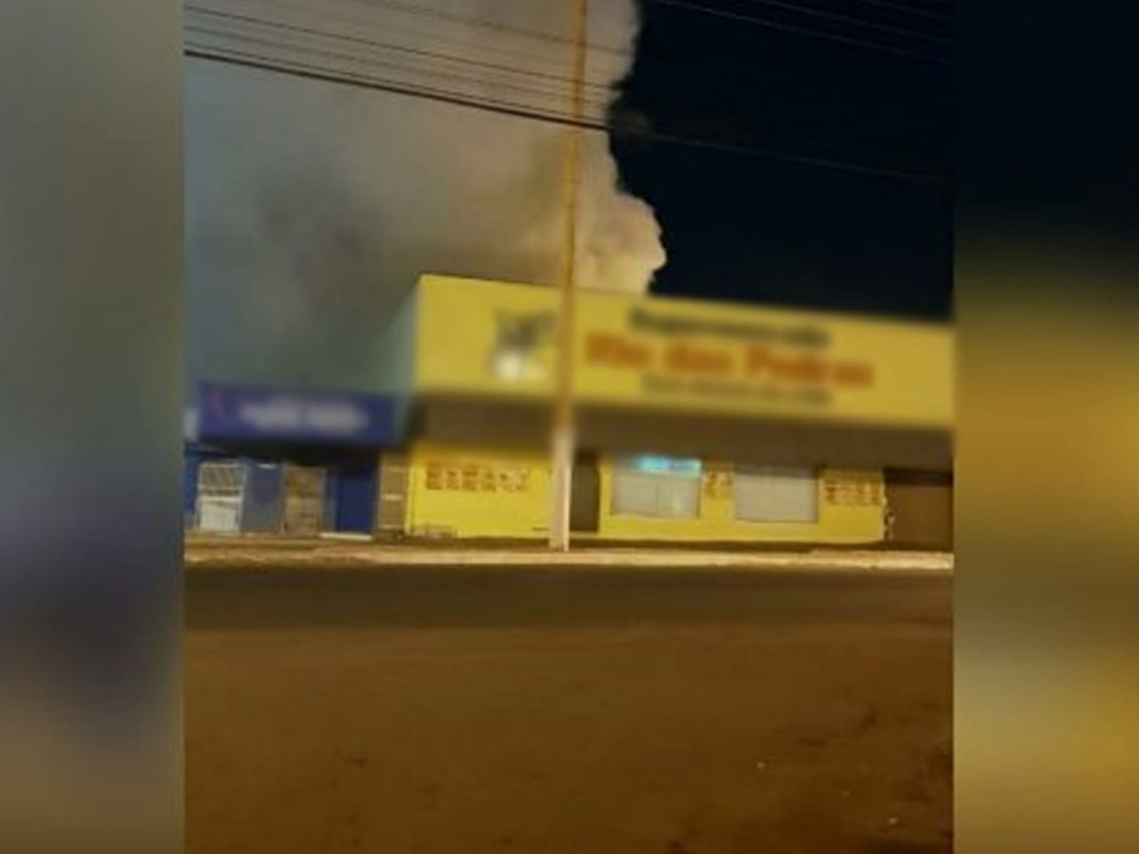 Um incêndio de grandes proporções atingiu o depósito de um supermercado localizado no Setor Jardim Cabral, em Itaberaí. (Foto: reprodução)