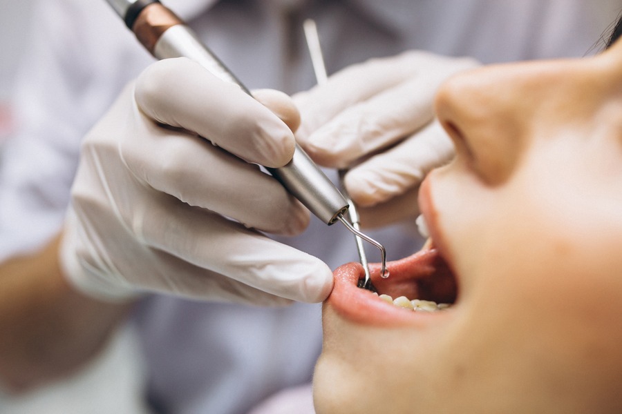 Estresse da quarentena causa aumento em casos de dentes quebrados