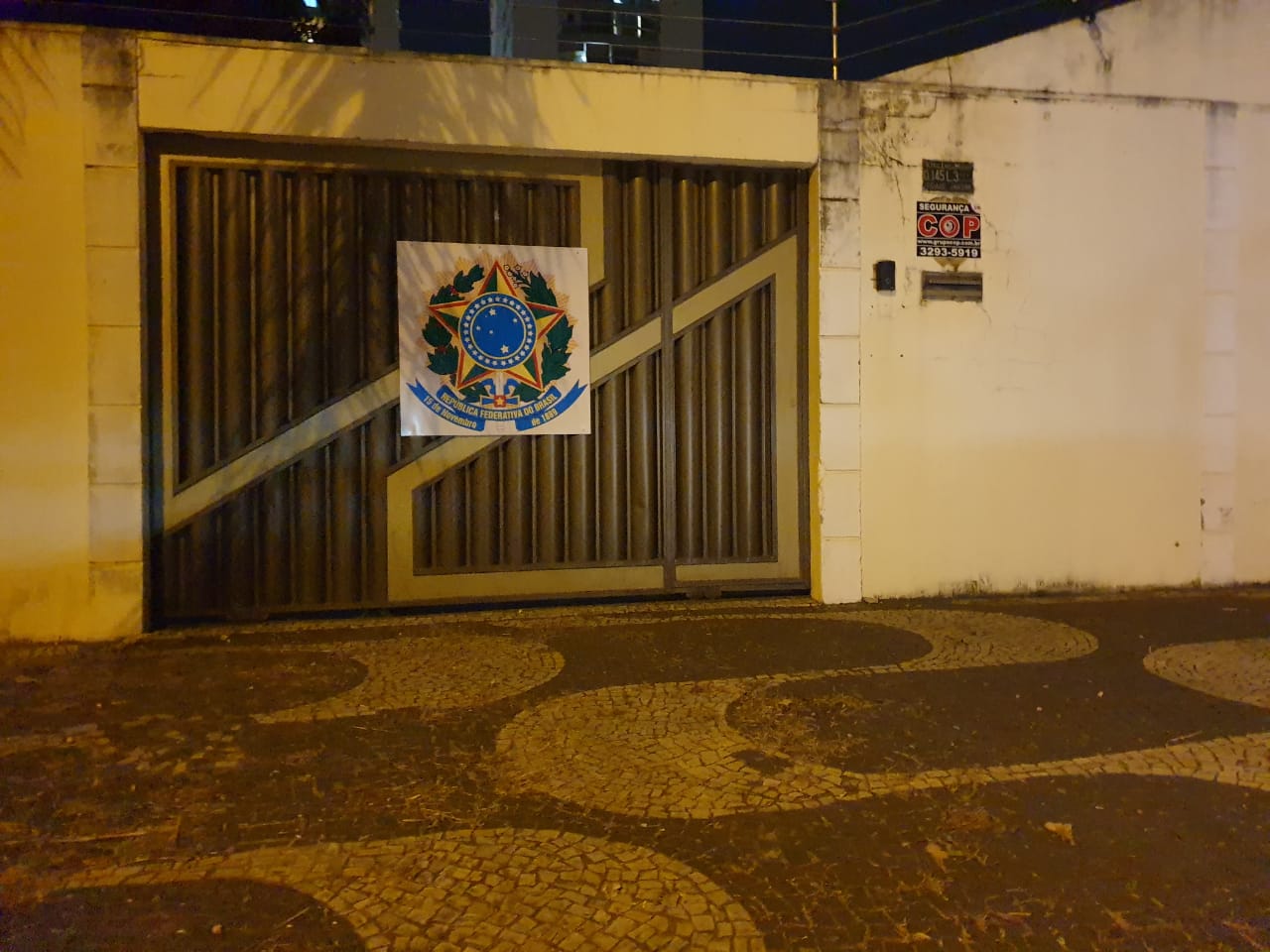 Um homem foi autuado por falsificação de sinal público após usar indevidamente o brasão da Justiça Federal em uma casa de Goiânia. (Foto: divulgação)