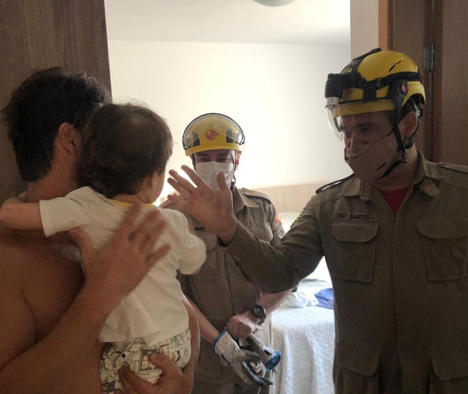 Bombeiros resgatam criança que estava presa em banheiro