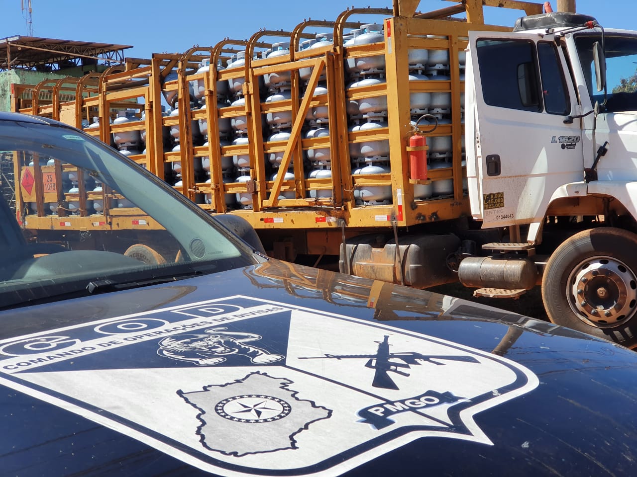 Uma operação conjunta entre a PM de Goiás e Distrito Federal (DF) recuperou uma carga roubada com 560 botijões de gás avaliados em R$ 100 mil. (Foto: divulgação)