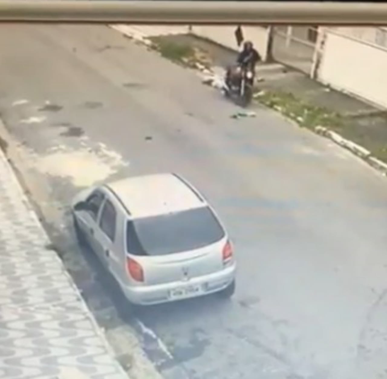 Um homem que estava parado na rua foi atingido por uma moto após o piloto tentar empinar e perder o controle, em São Paulo. (Foto: reprodução)