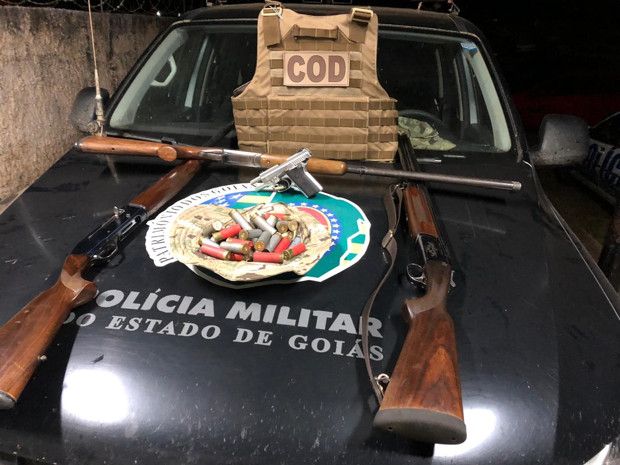 Após mais de 20 km de perseguição, equipes da Polícia Militar apreenderam um carro clonado, quatro armas e munições no Entorno do DF. (Foto: divulgação/PM)