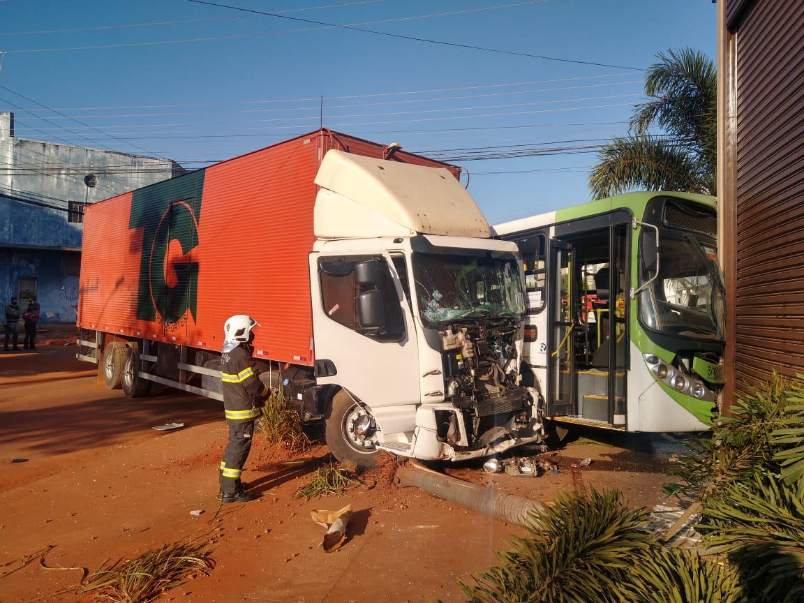 Um acidente entre um caminhão e um ônibus do transporte coletivo metropolitano deixou 11 feridos na manhã desta segunda(17), em Goiânia. (Foto: reprodução)