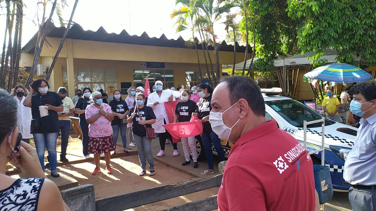 Profissionais credenciados da saúde de Aparecida de Goiânia denunciaram durante manifestação realizada nesta quinta-feira (20) corte de salário após afastamento por covid-19. (Foto: reprodução/Sindsaúde)