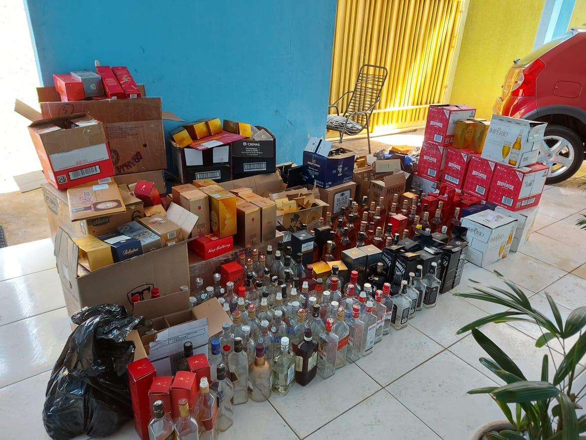 PM desmantela laboratório de bebidas falsificadas em Goiânia; vídeo