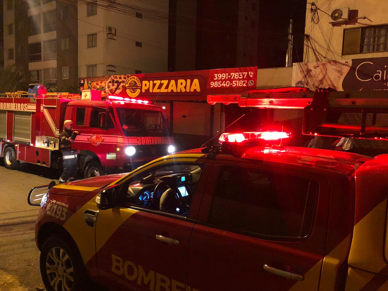 Equipes do Corpo de Bombeiros controlaram, na madrugada deste sábado (22), um princípio de incêndio em uma pizzaria em Aparecida de Goiânia (Foto: divulgação/Corpo de Bombeiros)