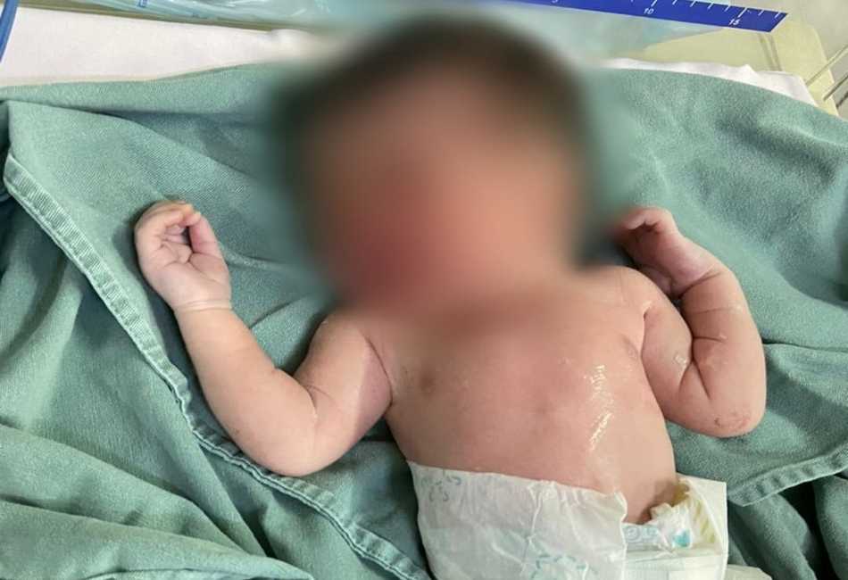 Mãe de bebê com "meio" coração luta para salvar filho