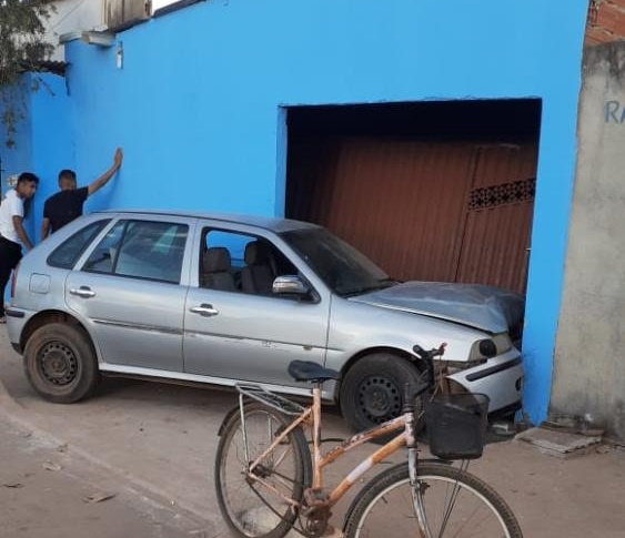 Carro atingiu muro de uma casa em Anápolis