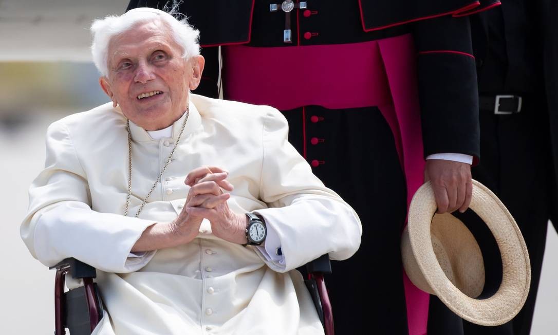 Pontífice faleceu no sábado aos 95 anos Vaticano divulga primeiras imagens do corpo do Papa Bento XVI; confira