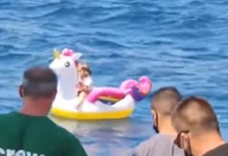 Menina que flutuava em boia de unicórnio é resgatada na costa da Grécia