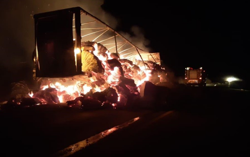 Um caminhão carregado de algodão pegou fogo na BR-364, em Jataí, na região Sudoeste de Goiás. (Foto: divulgação/Corpo de Bombeiros)