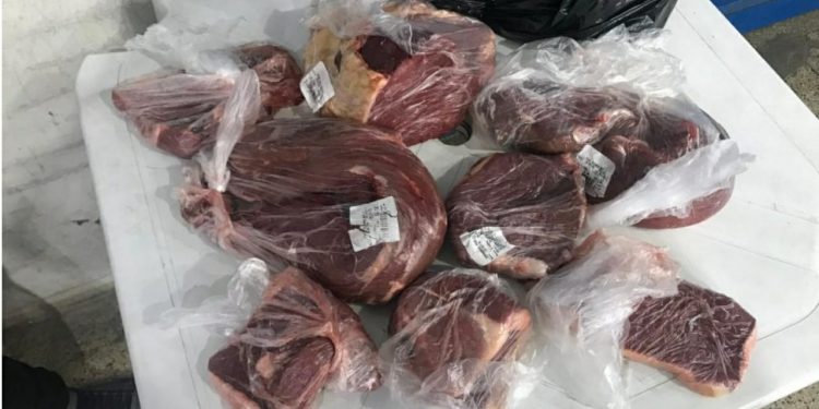 Um homem, de 28 anos, foi preso suspeito furtar cerca de R$ 200 em carnes em um supermercado em Anápolis. (Foto: divulgação/PM)