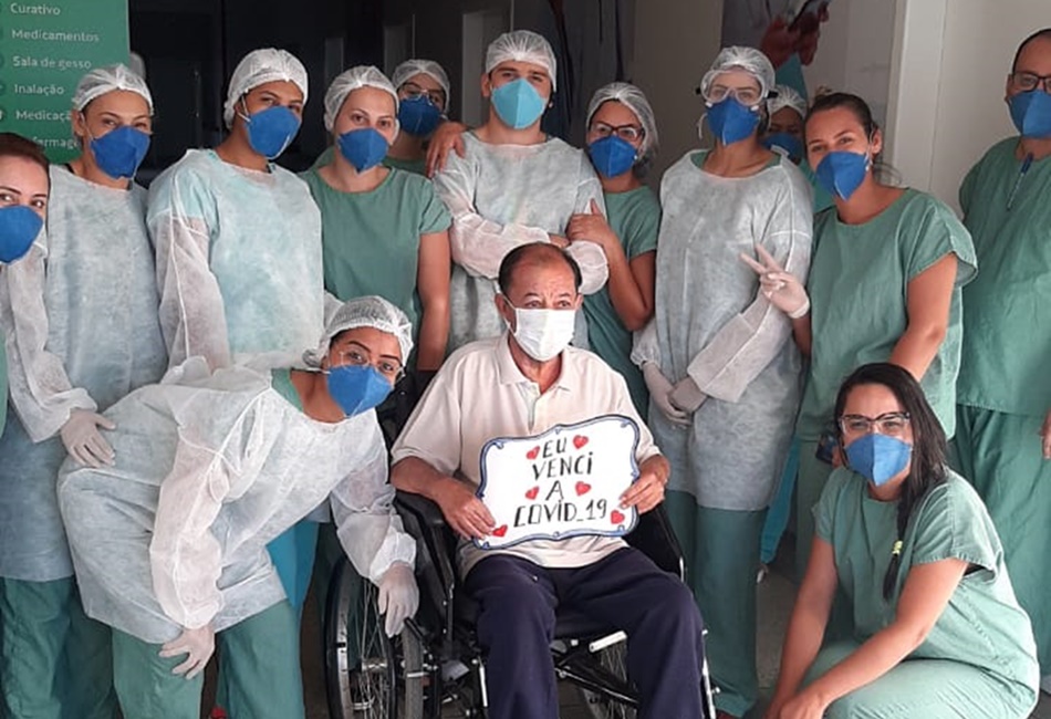 Pacientes são aplaudidos ao deixarem Hospital de Luziânia curados da covid-19