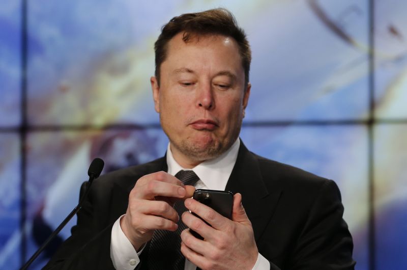 Bilionário diz que sairá da direção assim que achar 'tolo o suficiente' Elon Musk confirma que vai deixar Twitter após voto dos usuários