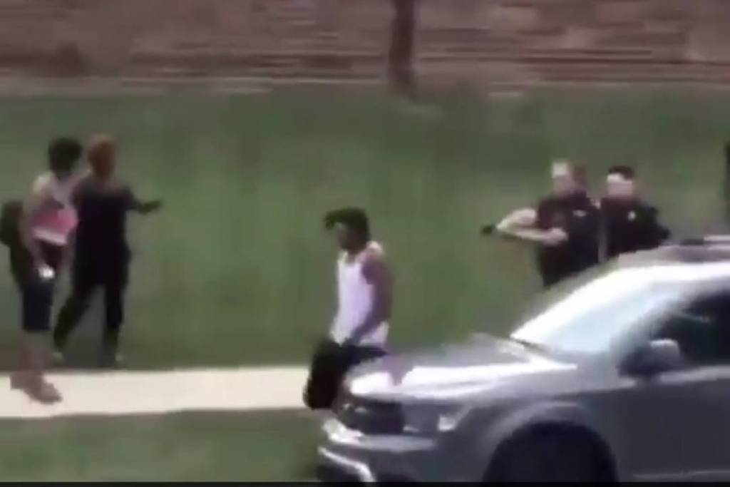 Imagem captada de vídeo que circula nas redes sociais mostra abordagem da polícia a Jacob Blake em Kenosha, Wisconsin - Reprodução/Twitter/Ben Crump