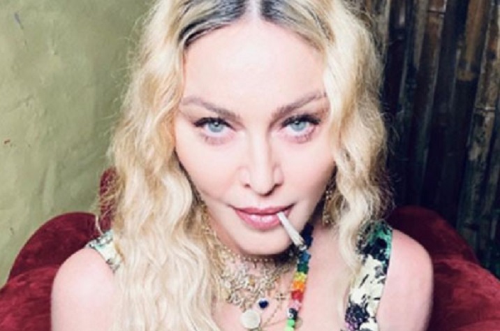 Madonna celebra aniversário de 62 anos e posa com cigarro de maconha