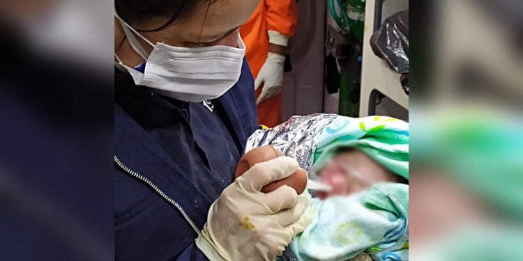 Uma mulher, que não teve o nome e idade revelados, deu à luz ao quinto filho dentro de uma ambulância do Serviço de Atendimento Móvel de Urgência (Samu), em Anápolis. (Foto: reprodução)