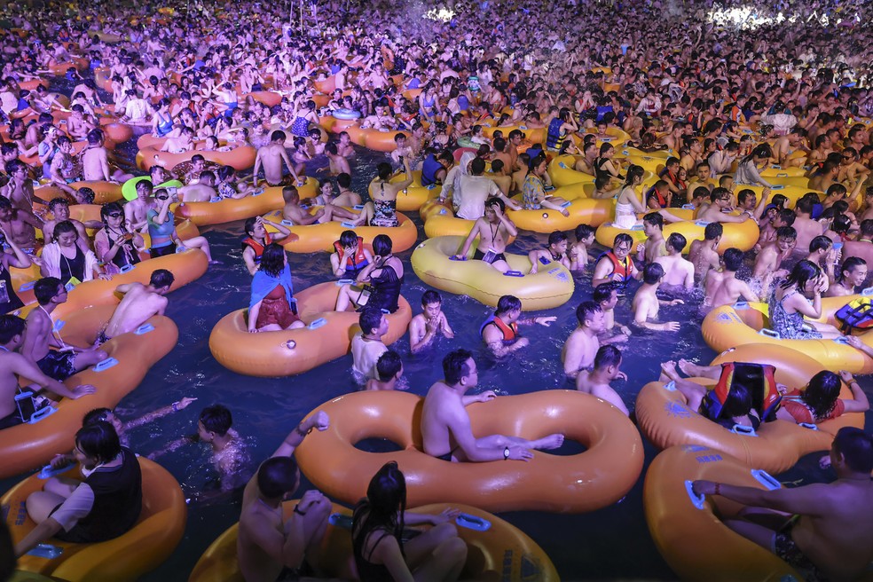 Wuhan na China Cidade onde começou coronavírus faz festa com milhares sem máscara