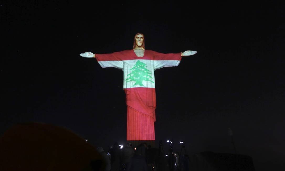O monumento ao Cristo Redentor, no Rio de Janeiro, recebeu as cores da bandeira do Líbano em homenagem às vítimas da explosão em Beirute. (Foto: Agência O Globo)
