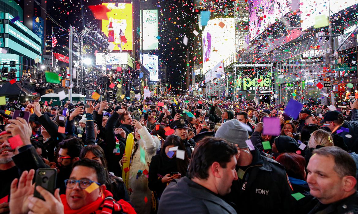 A Times Square, em Nova York, vai celebrar o ano novo de forma virtual, sem as tradicionais aglomerações de pessoas. (Foto: Reuters)