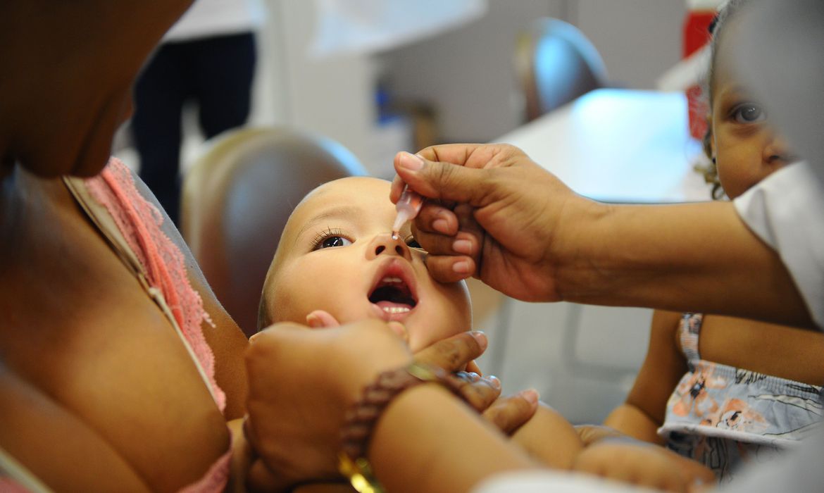 Os primeiros sinais de uma queda na vacinação começaram a ser registrados em 2015 e se agravaram em 2017, quando apenas uma vacina atingiu a meta indicada (Foto: Tomaz Silva/Agência Brasil)