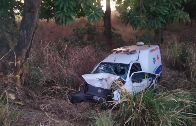 Ambulância que se acidentou no km 270 da BR-153, no município de Nova Glória