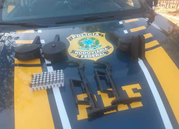 Parte das armas, munições e drogas encontradas com o adolescente pela polícia (Foto: Polícia Rodoviária Federal)