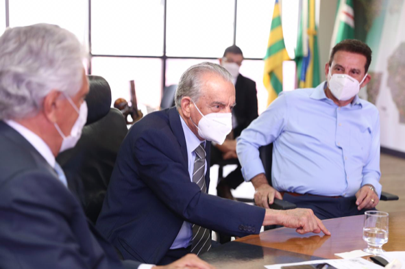 Governador Ronaldo Caiado e candidato a prefeito Vanderlan Cardoso em visita ao gabinete de Iris, nesta quarta (Foto: Assessoria)
