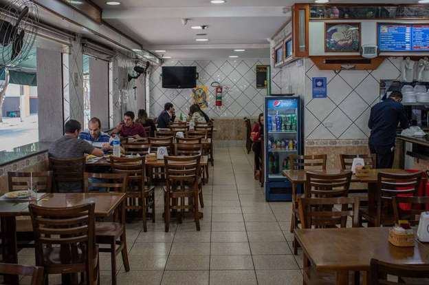 Reabertura de bares e restaurantes em Sao Paulo (Imagem: Bruno Santos/Folhapress)