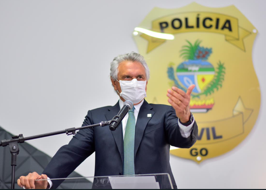 Governador Ronaldo Caiado durante anúncio do cronograma de nomeação de 100 delegados (Foto: Governo de Goiás)