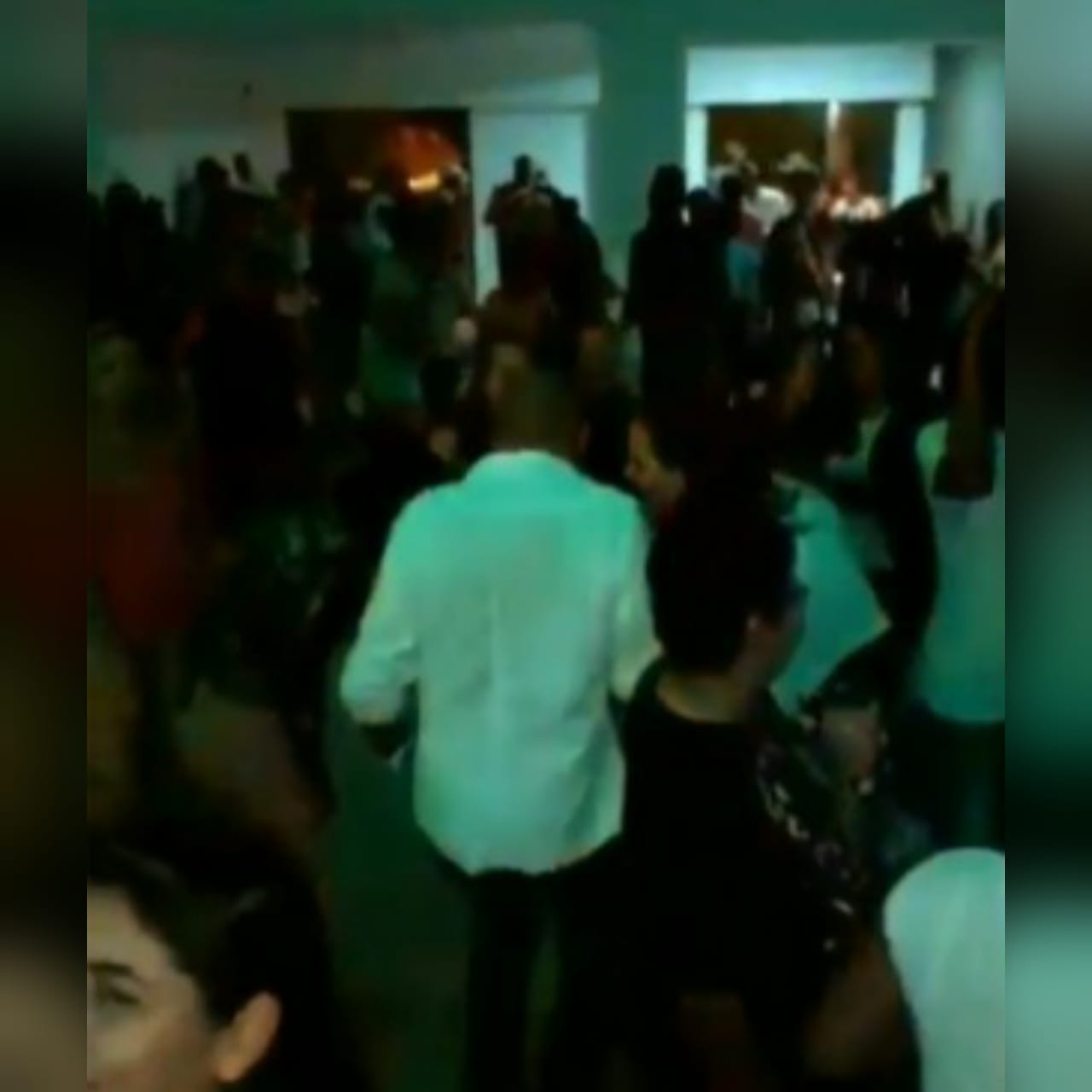 Show ao vivo, aglomeração e clientes sem máscaras. Assim foi cenário registrado em um bar no Setor Vila Jussara, no Centro de Anápolis. (Foto: reprodução)