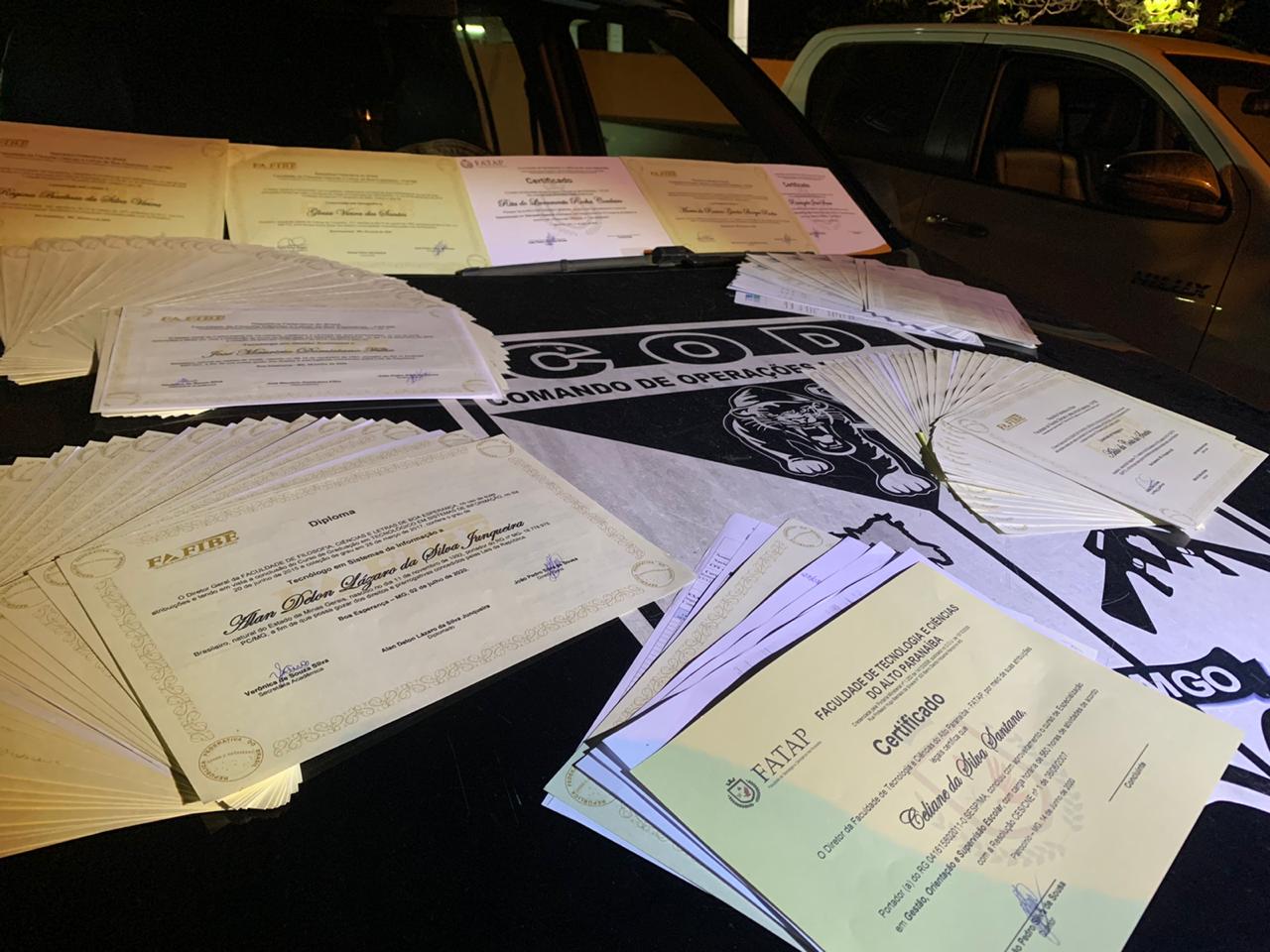 Um homem, que não teve a idade e nome revelados, foi preso suspeito de vender diplomas falsificados, em Águas Lindas. (Foto: divulgação/PM)