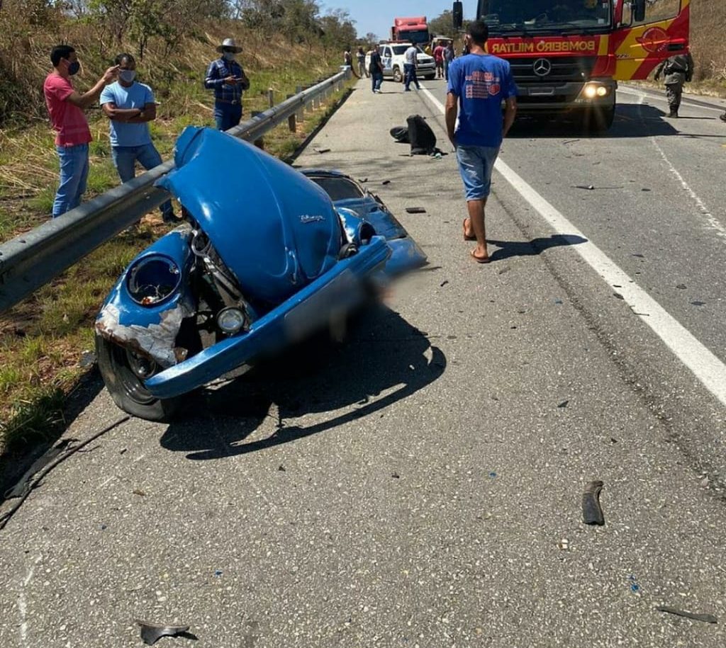 Um acidente envolvendo quatro veículos deixou um carro partido ao meio e uma pessoa morta, em Águas Lindas de Goiás. Foto: divulgação/Corpo de Bombeiros