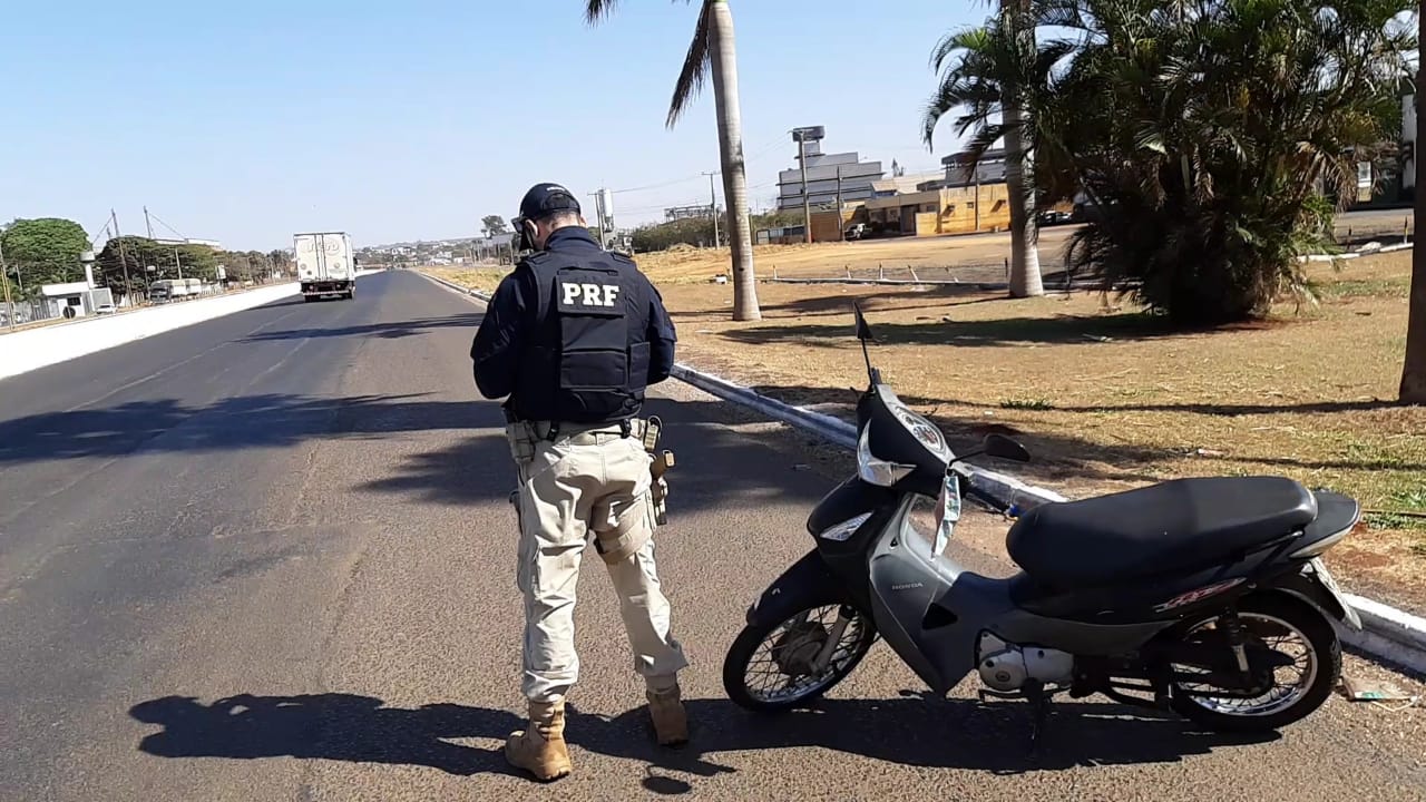Policia apreende motocicleta com mais de R$ 35 mil em multas e débitos