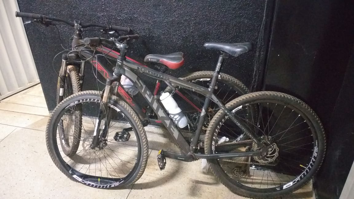 Polícia prende dois suspeitos de roubar duas bicicletas e R$ 800