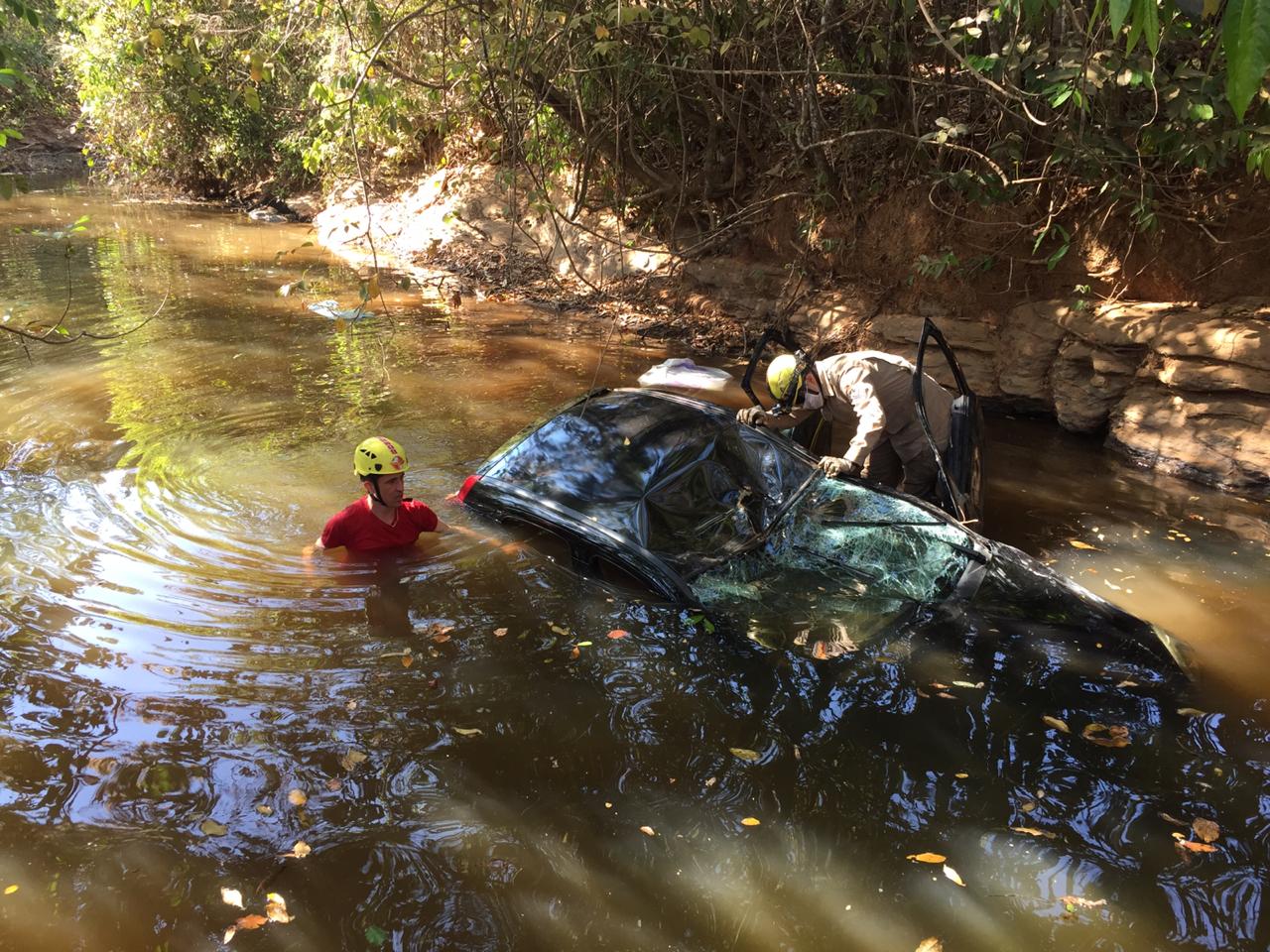 Bombeiros resgatam veículo que caiu no rio de Pirenópolis