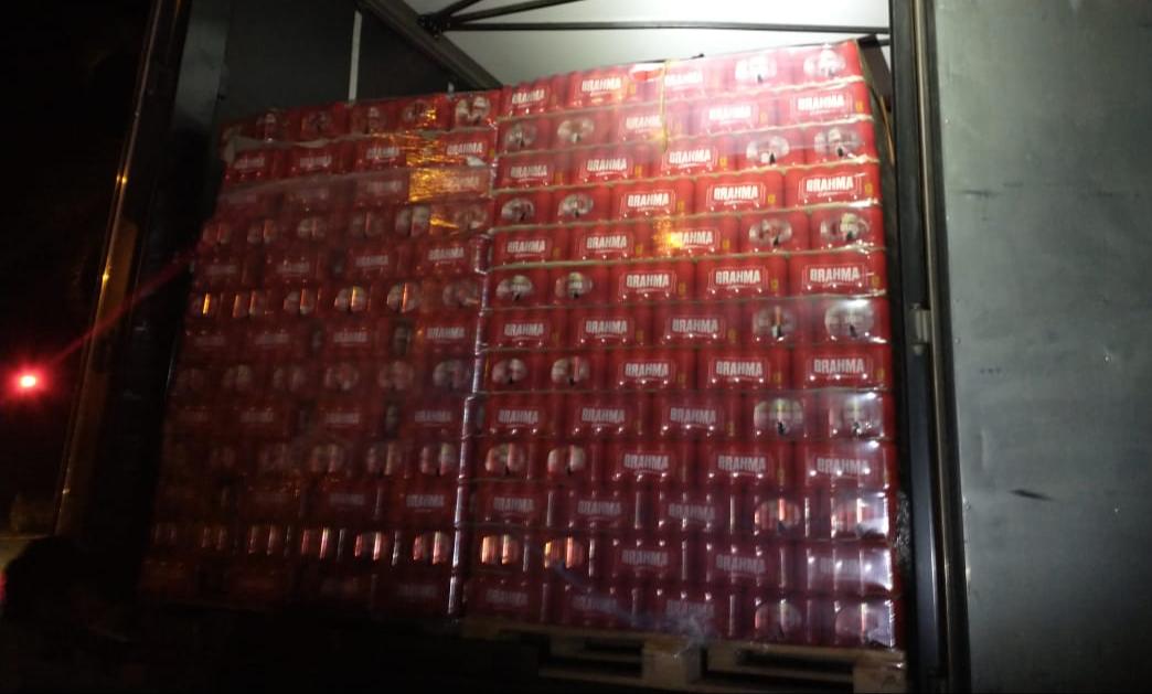 Polícia apreende 140 mil latas cerveja sem nota fiscal em Goiás
