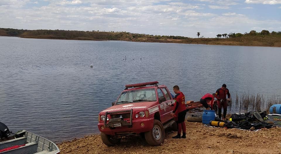 Equipes do Corpo de Bombeiros resgataram um carro que afundou no Lago Serra da Mesa, na região de Campinorte. (Foto: divulgação/Corpo de Bombeiros)