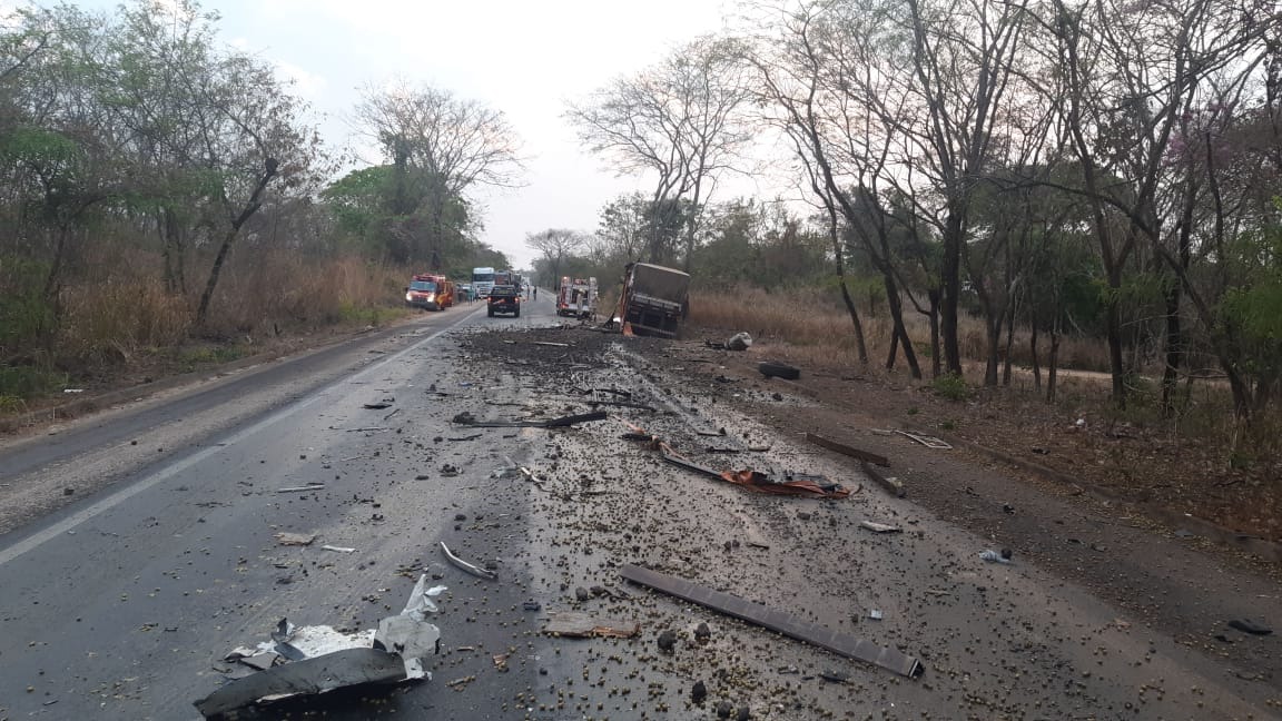 Em Porangatu, na BR-153, acidente deixa um caminhoneiro morto